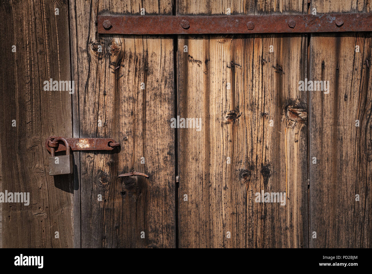 Ancienne porte verrouillée avec un cadenas rouillé Banque D'Images