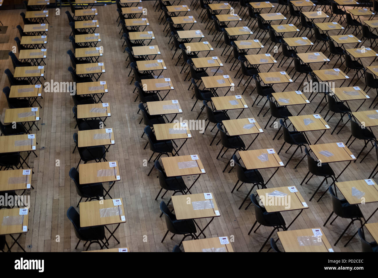 Salle avec bureaux et tables vides, prête à être utilisée à des fins d'examen. Banque D'Images