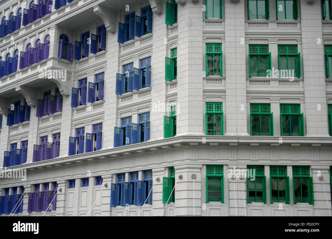 White bâtiment colonial avec configuration des volets colorés en violet, bleu et vert, Singapour Banque D'Images