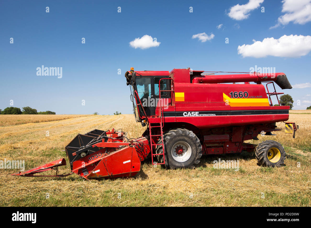 Un agriculteur récolte du blé sur une ferme près d'Esse, région de Limoges, France. Banque D'Images