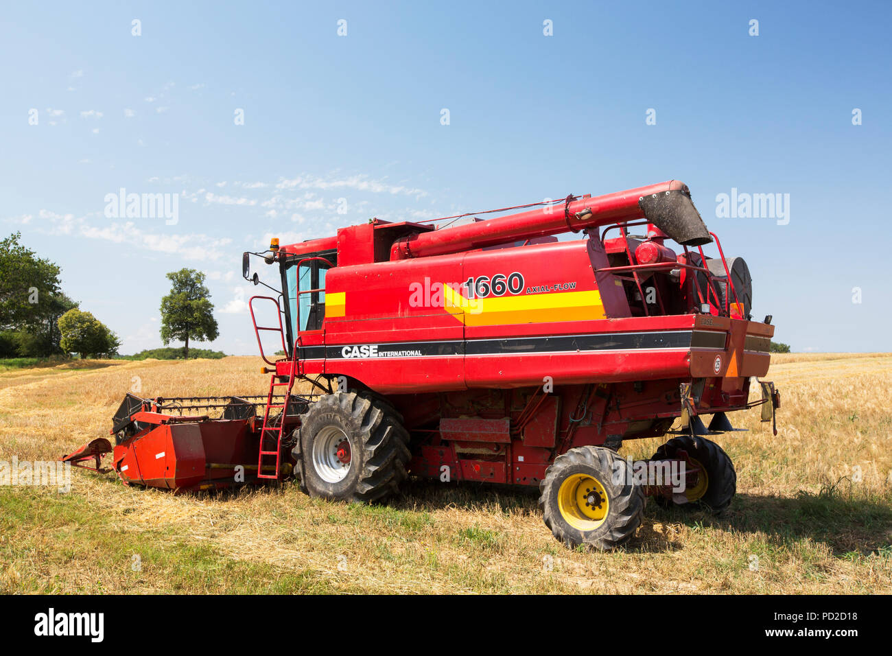 Un agriculteur récolte du blé sur une ferme près d'Esse, région de Limoges, France. Banque D'Images