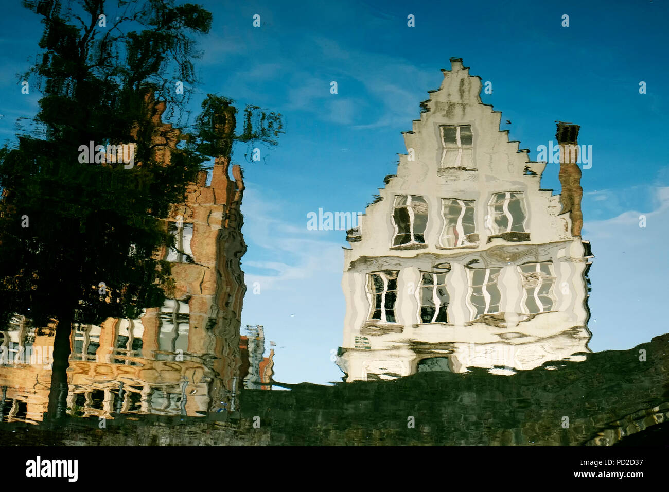 Maisons de réflexions déformée dans un canal, Bruges, Belgique Banque D'Images