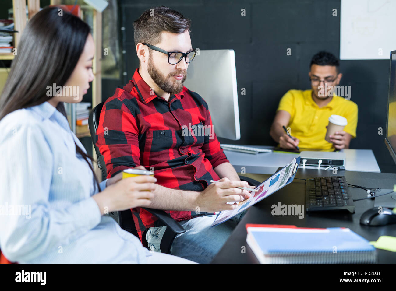 Les jeunes créatifs in Office Banque D'Images