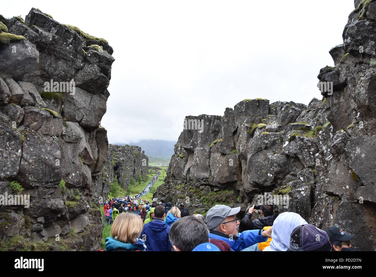 Les touristes marcher dans le rift tectonique entre les plaques eurasienne et nord-américaine à Þingvellir, Islande. Juillet, 2018 Banque D'Images