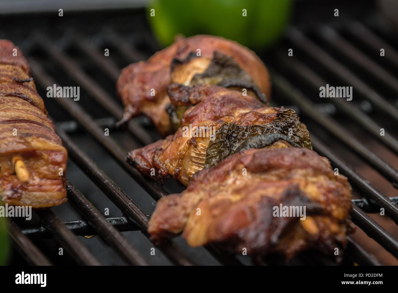 Porc fumé ka-bobs grillées sur le barbecue avec un délicieux arôme. Banque D'Images