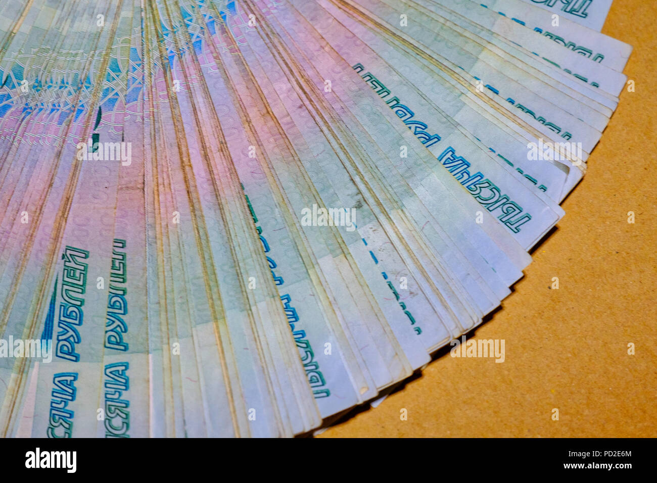 Plusieurs milliers de notes. Roubles russes. Fan de l'argent sur le papier kraft brun Banque D'Images