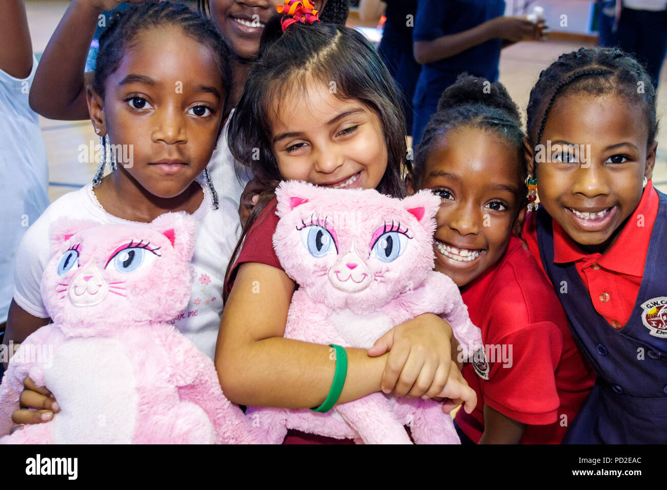 Miami Florida,Miami Dade County,Coconut Grove,Virrick Park,Christmas Toy Giveaway,offrez, vacances communautaires,faible revenu,hispanique Afrique Noire Banque D'Images