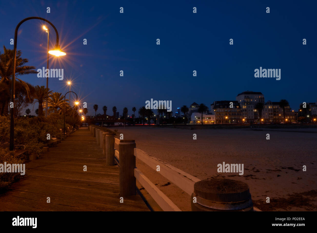 Une promenade le long de la plage de Port Melbourne. Banque D'Images