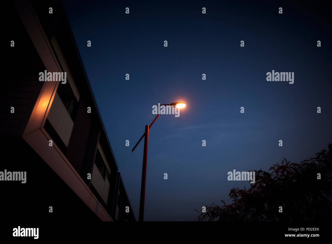 La lumière de la rue au crépuscule Banque D'Images