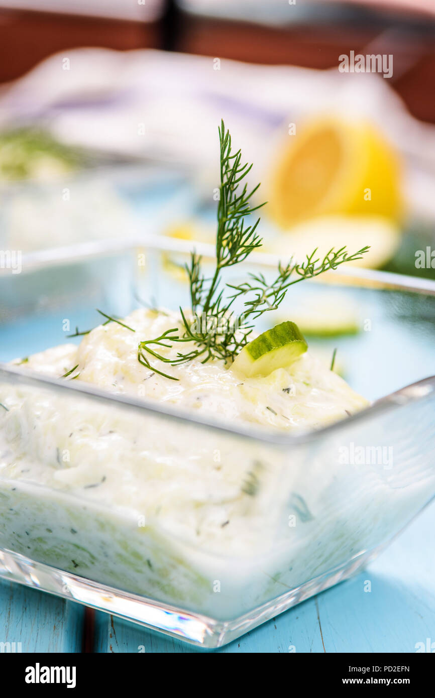 La cuisine grecque traditionnelle de tzatziki. Sauce de concombre, l'ail, l'aneth et yogourt Banque D'Images