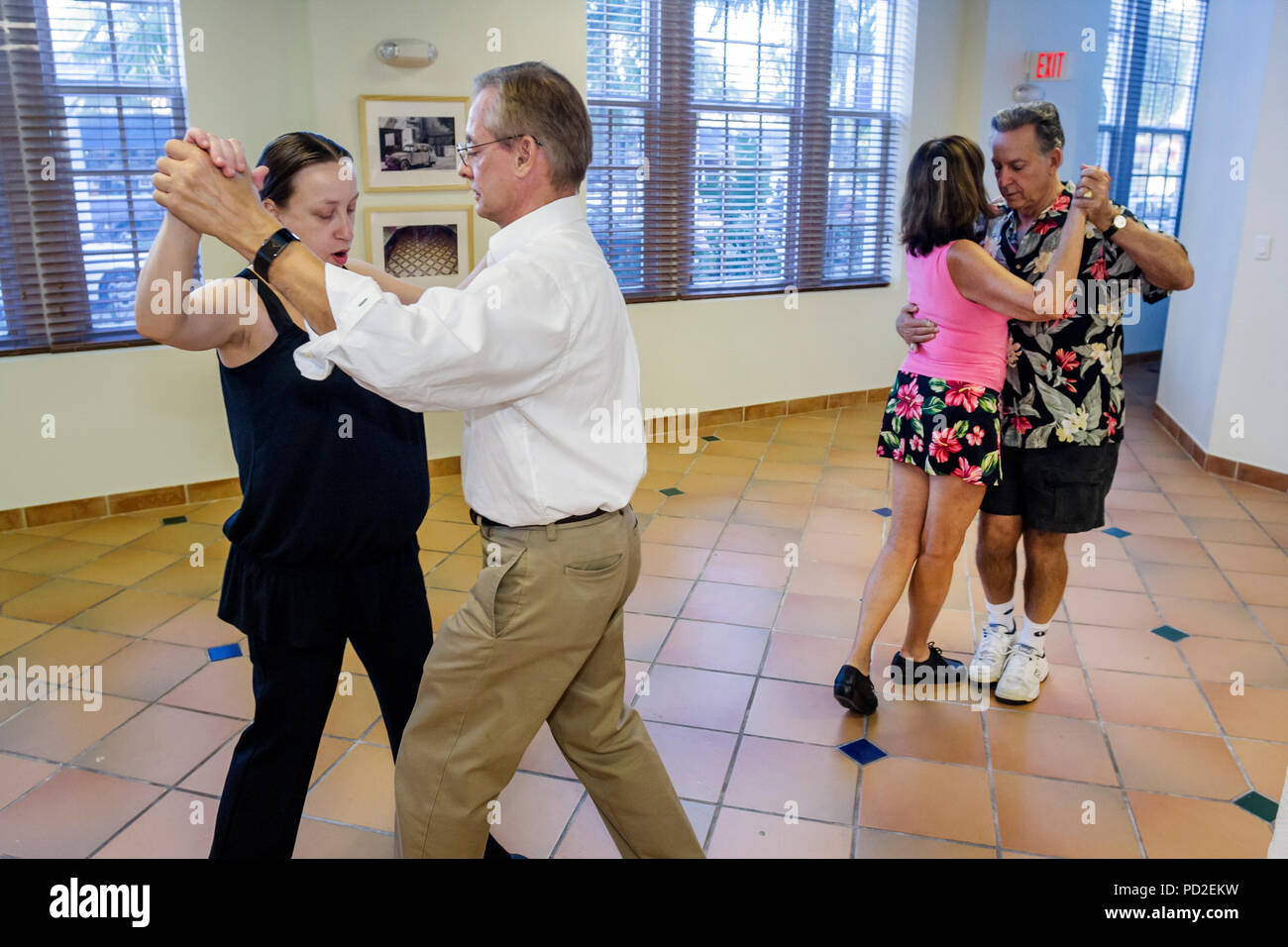 Miami Beach Florida,Washington Avenue,historique City Hall,bâtiment,Tango atelier,cours de danse gratuit,homme hommes hommes adultes adultes,hommes,adulte femme W Banque D'Images