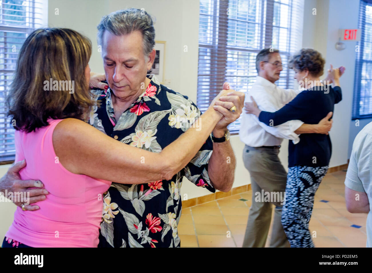 Miami Beach Florida,Washington Avenue,historique City Hall,bâtiment,Tango atelier,cours de danse gratuit,homme hommes hommes adultes adultes,hommes,adulte femme W Banque D'Images