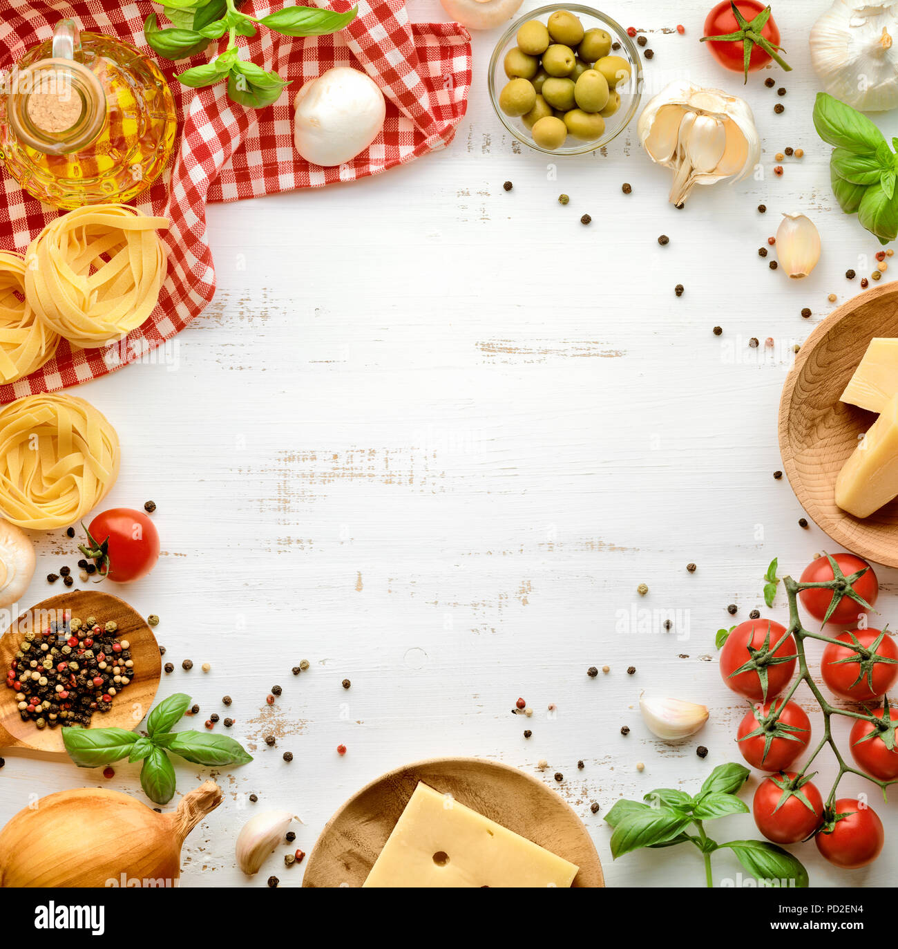 Les pâtes à la tomate, basilic ingrédients ,l'ail ,le persil ,les feuilles de laurier, le poivre et le fromage blanc sur fond de bois. Banque D'Images