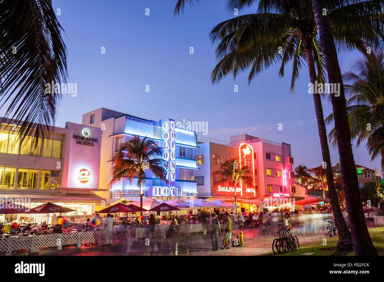 Miami Beach Florida, Ocean Drive, le réveillon du nouvel an, vie nocturne nocturne après la tombée de la nuit, terrasse extérieure, tables, restaurants, Colony, hôtel Banque D'Images