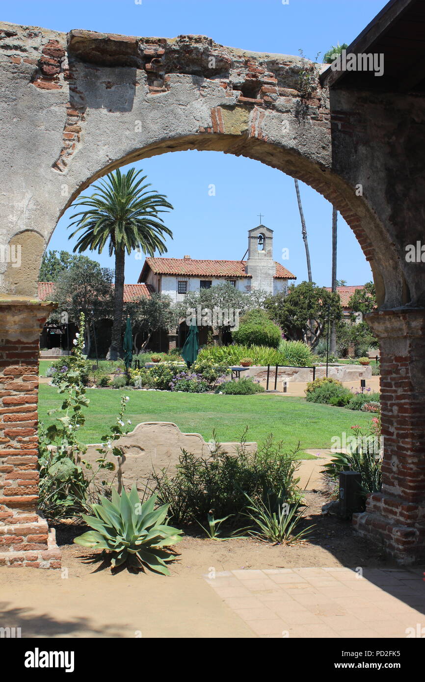 Cour intérieure, la Mission de San Juan Capistrano, Californie Banque D'Images