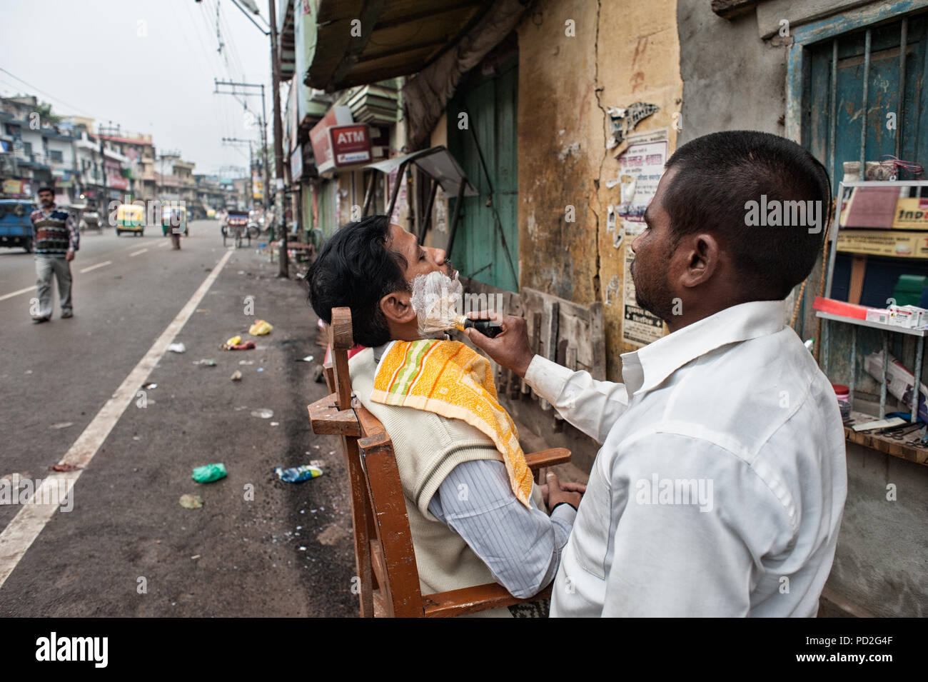 Street coiffure, Varanasi, Uttar Pradesh, Inde Banque D'Images