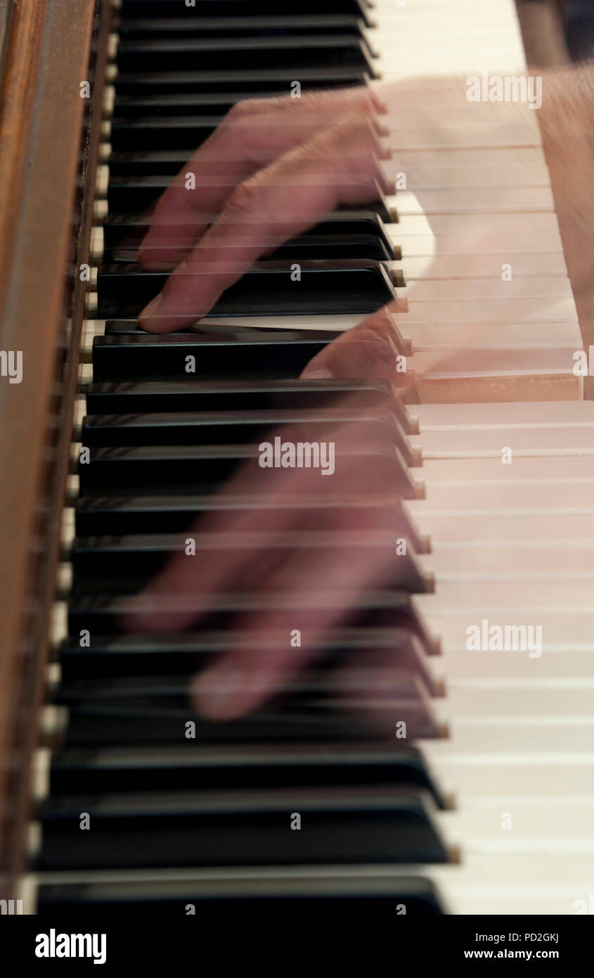 Les mains du joueur de piano lors d'une performance Banque D'Images