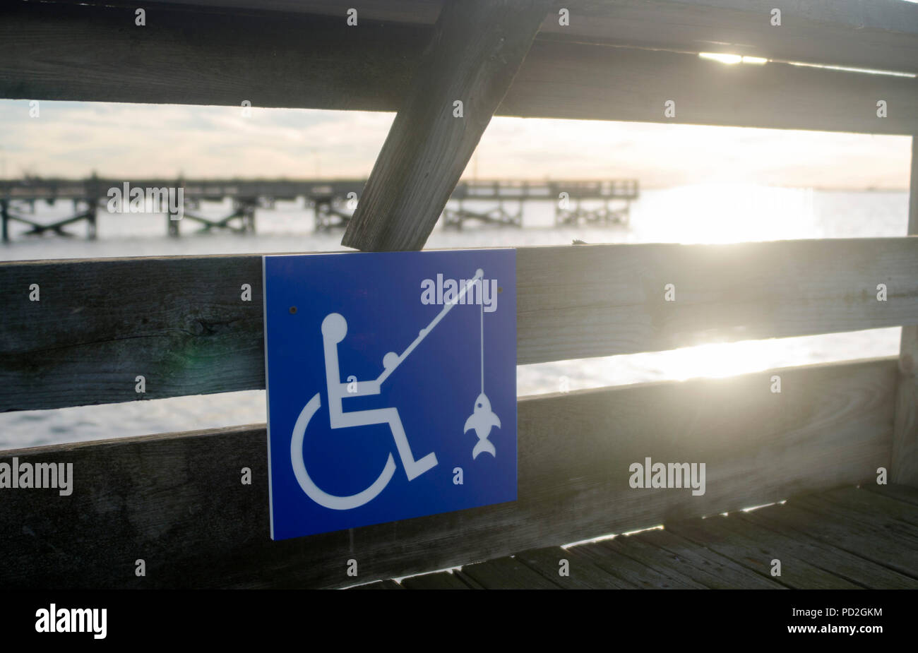 Panneau bleu indique sur la jetée de pêche accessibles en fauteuil roulant Banque D'Images