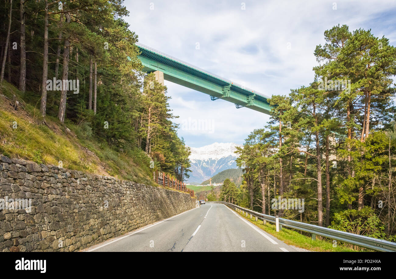 Le spectaculaire pont (pont de l'Europe) s'élève à 190 mètres au-dessus de la vallée. L'une des merveilles de l'ingénierie, le pont est toujours le plus élevé de Banque D'Images