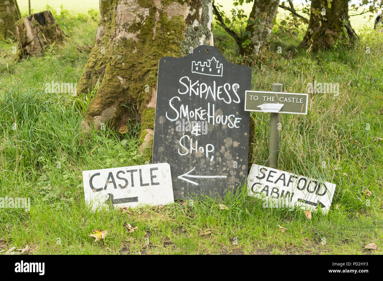 Château de Skipness, Fumoir Skipness et fruits de mer de Skipness signes cabine, immobiliers, par Skipness Tarbert, Argyll, Scotland, UK Banque D'Images