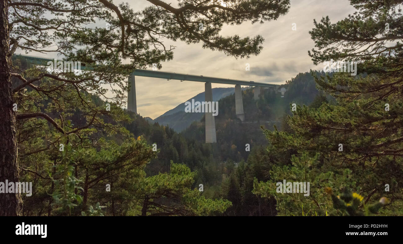Le spectaculaire pont (pont de l'Europe) s'élève à 190 mètres au-dessus de la vallée. L'une des merveilles de l'ingénierie, le pont est toujours le plus élevé de Banque D'Images