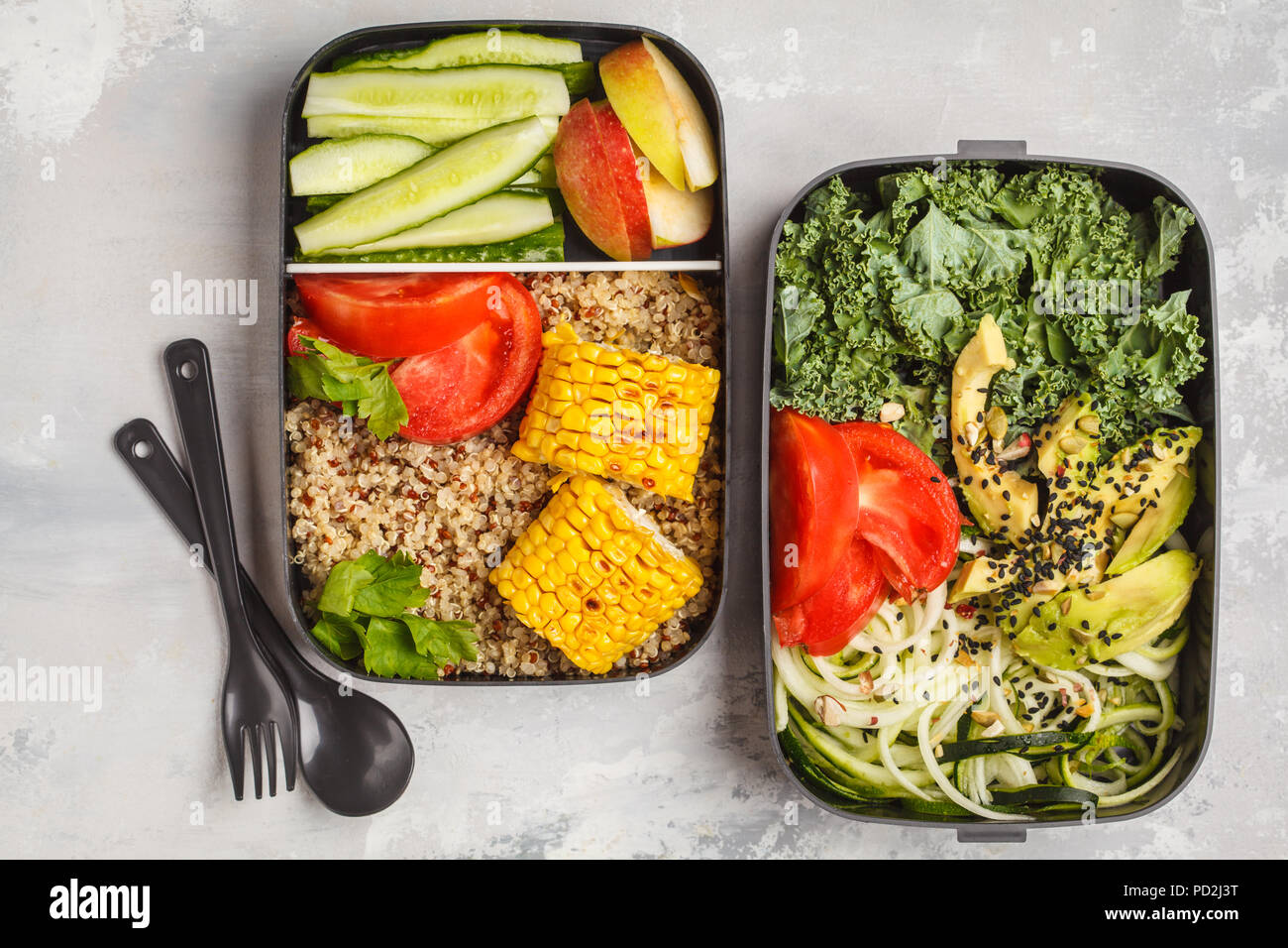 Préparation des repas sains avec des conteneurs le quinoa, l'avocat, le maïs, les courgettes nouilles et le chou frisé. La nourriture à emporter. Fond blanc, vue du dessus. Banque D'Images