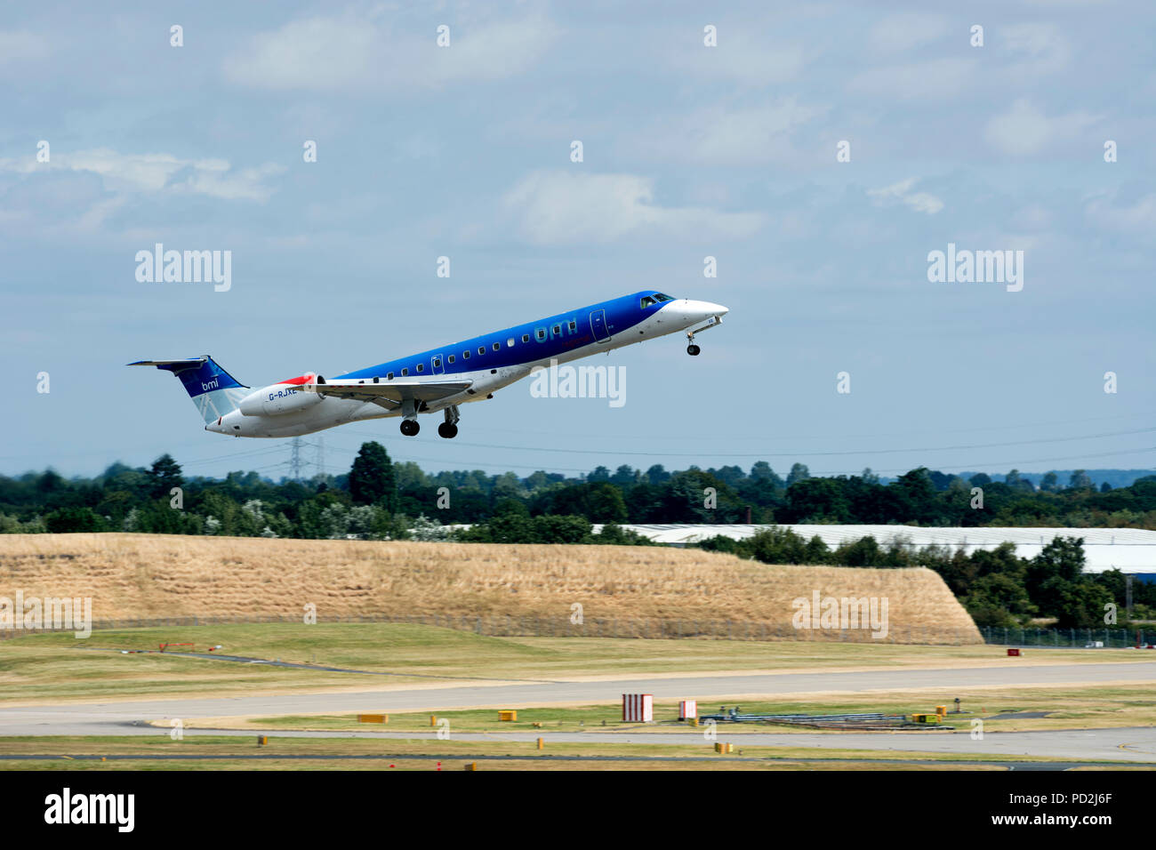 Bmi Regional Embraer ERJ-145EP qui décolle de l'aéroport de Birmingham, UK (G-RJXE) Banque D'Images