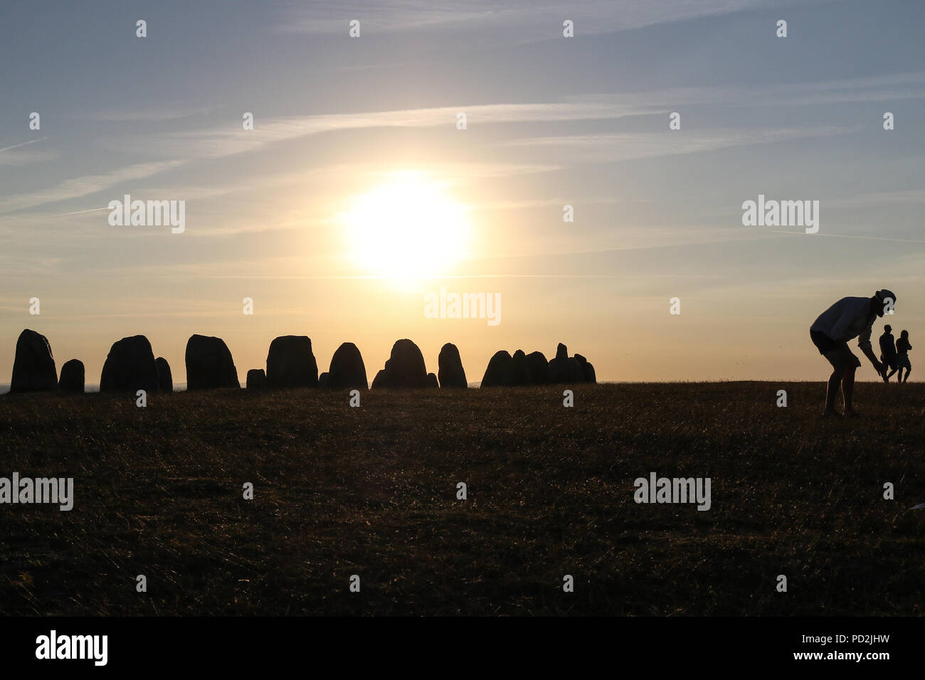 2 août 2018 Kaseberga , Suède Ales Stenar (ALE) pierres de Stonehenge suédois appelé aussi complexe à la colline, sur la côte de la mer Baltique. Ales Stenat Banque D'Images