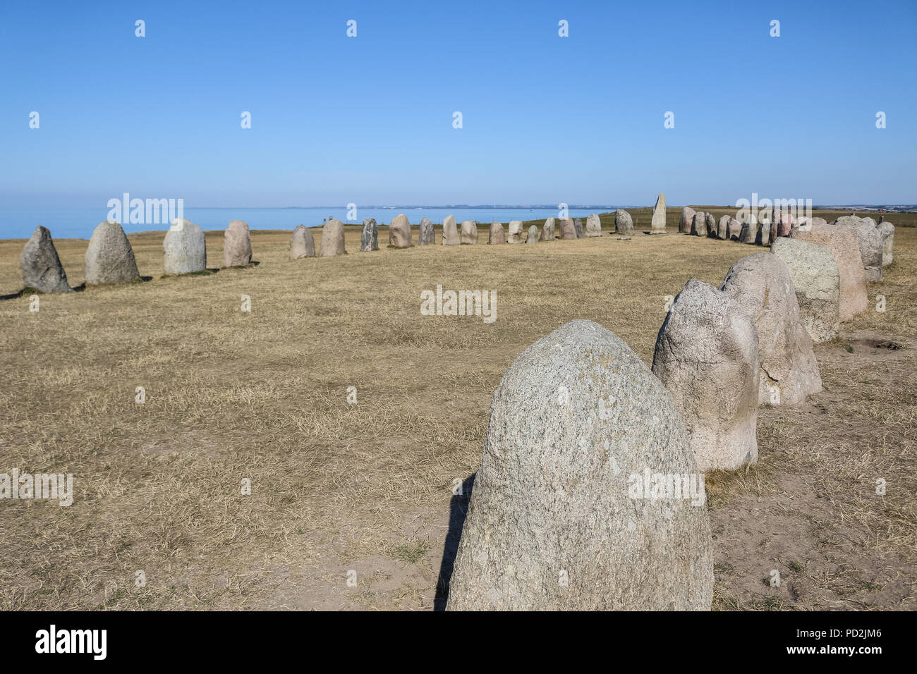 2 août 2018 Kaseberga , Suède Ales Stenar (ALE) pierres de Stonehenge suédois appelé aussi complexe à la colline, sur la côte de la mer Baltique. Ales Stenat Banque D'Images