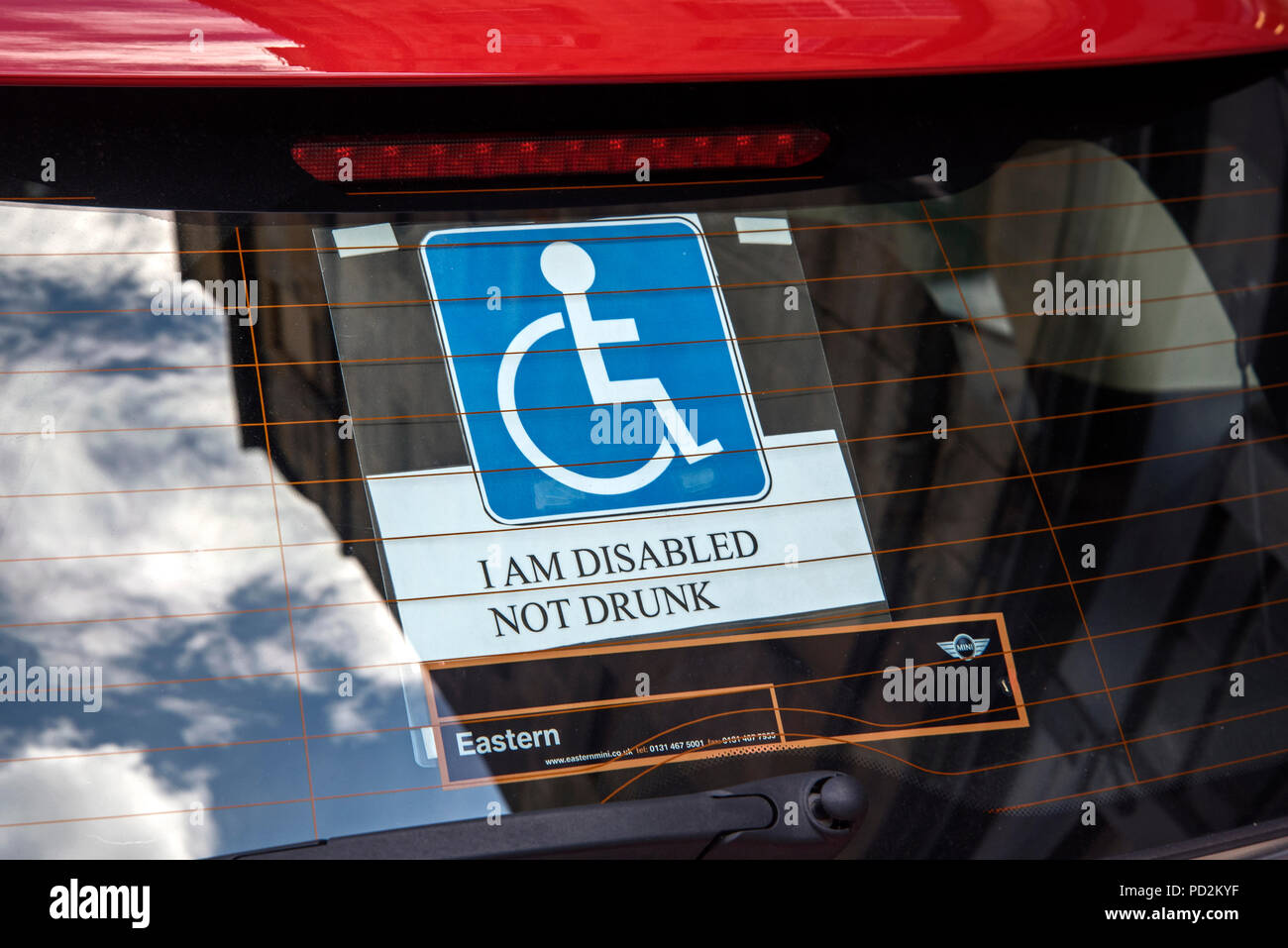 Un autocollant sur une voiture avec pare-brise les mots, "Je suis handicapé, pas bu'. Banque D'Images