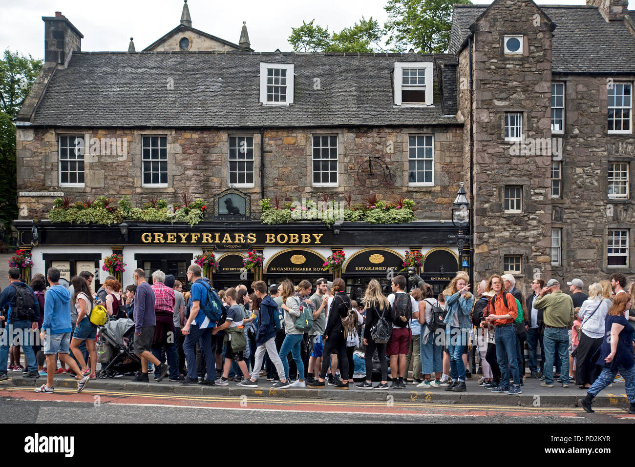 Une visite à pied s'arrête à Kampa statue et public house, le blocage de la chaussée et en forçant les piétons à marcher sur la route. Banque D'Images
