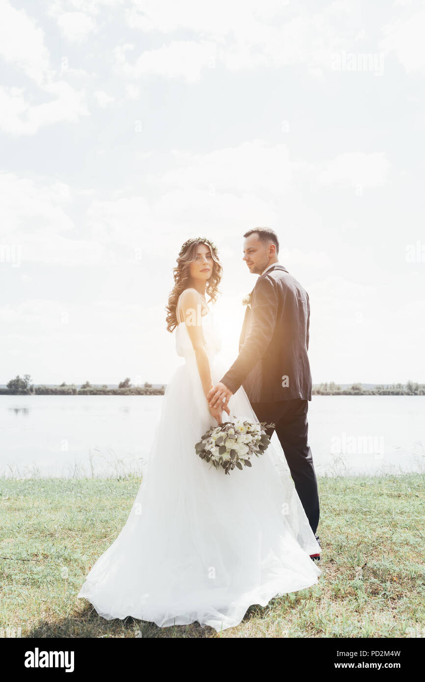 Couple en tenue de mariage Banque de photographies et d’images à haute