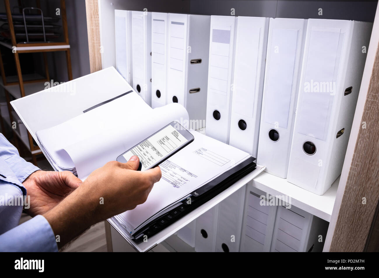 Close-up of a woman's Hand Taking photo de Bill avec Mobile Phone Banque D'Images
