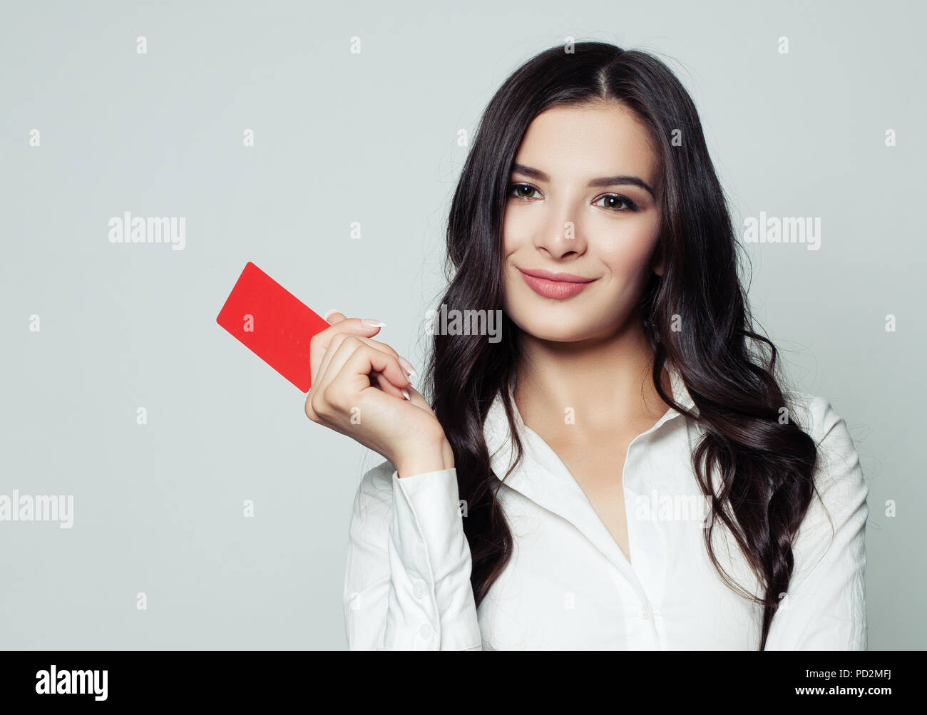 Smiling business woman with red carte vierge. Jeune femme tenant une carte vide dans ses mains. Des affaires, de la publicité et du placement de produit marketing concept Banque D'Images