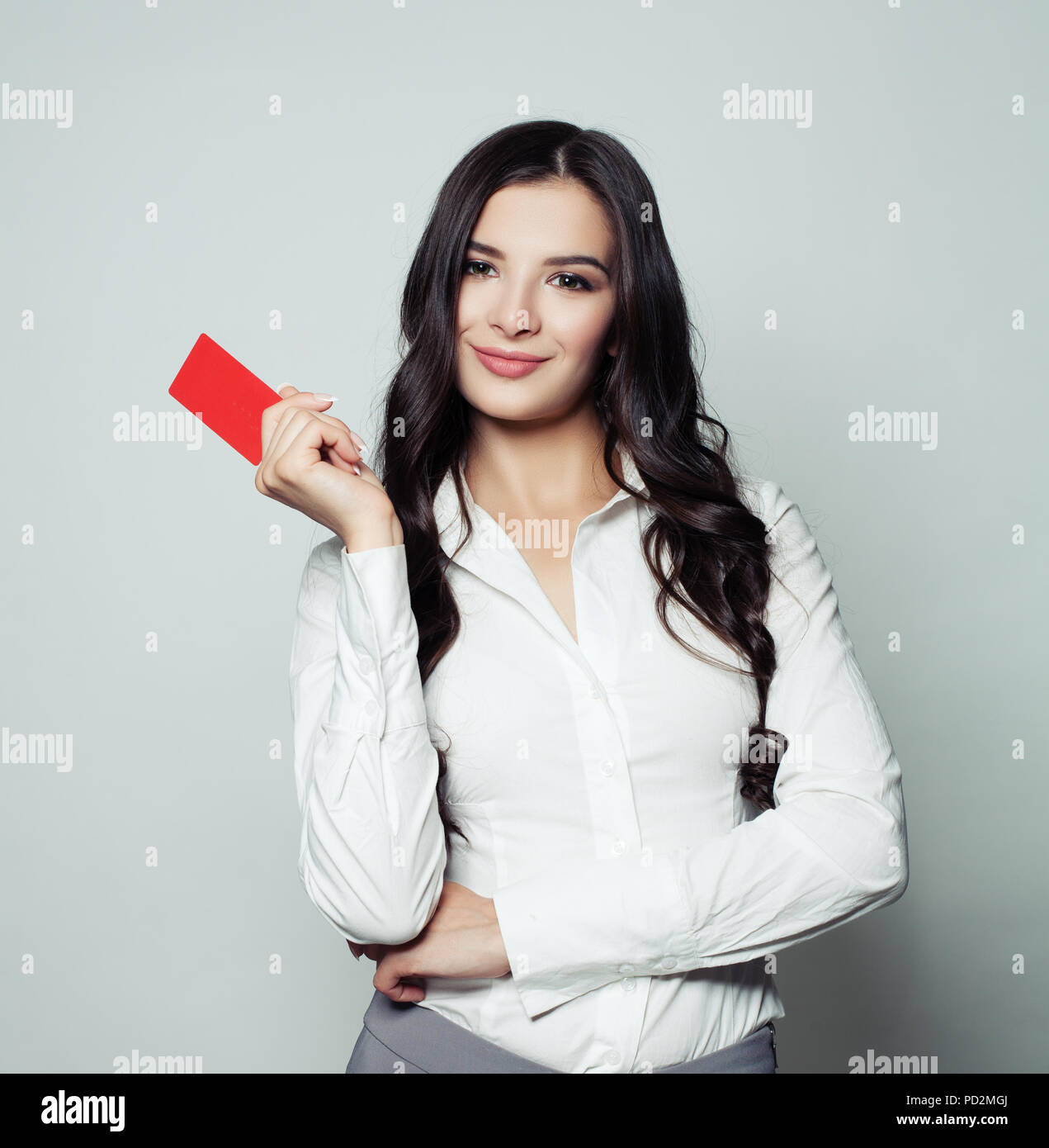 Femme d'affaires réussie montrant carte vide rouge, des affaires, de la publicité et du placement de produit marketing concept Banque D'Images