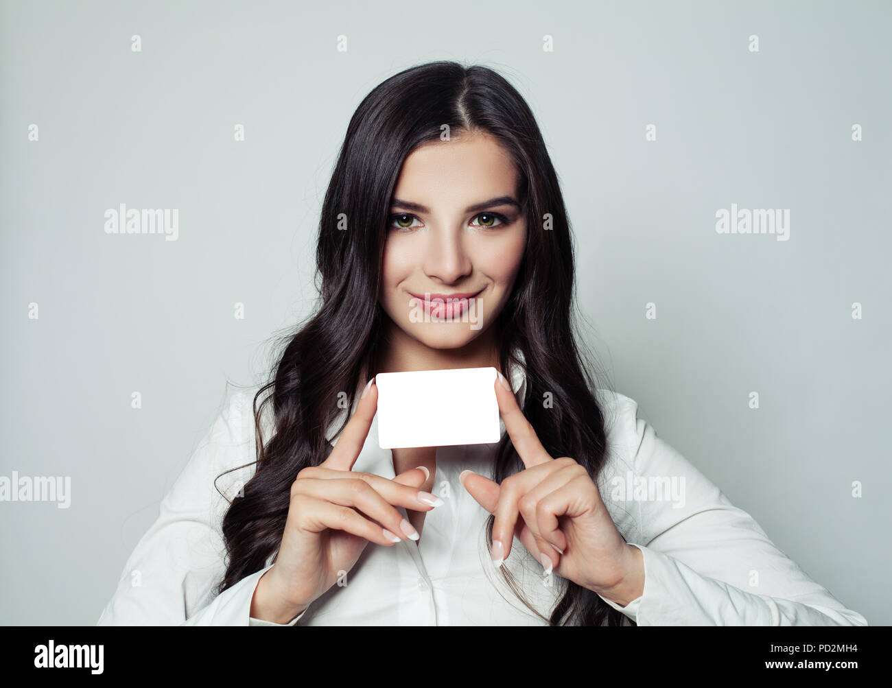 Smiling business woman with white carte vierge, concept d'affaires et d'éducation Banque D'Images