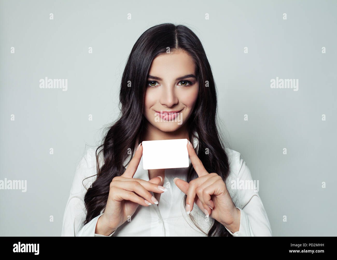 Business Woman with white blank business card. Young woman smiling and holding carte vide dans les mains, il concept d'affaires et d'éducation Banque D'Images