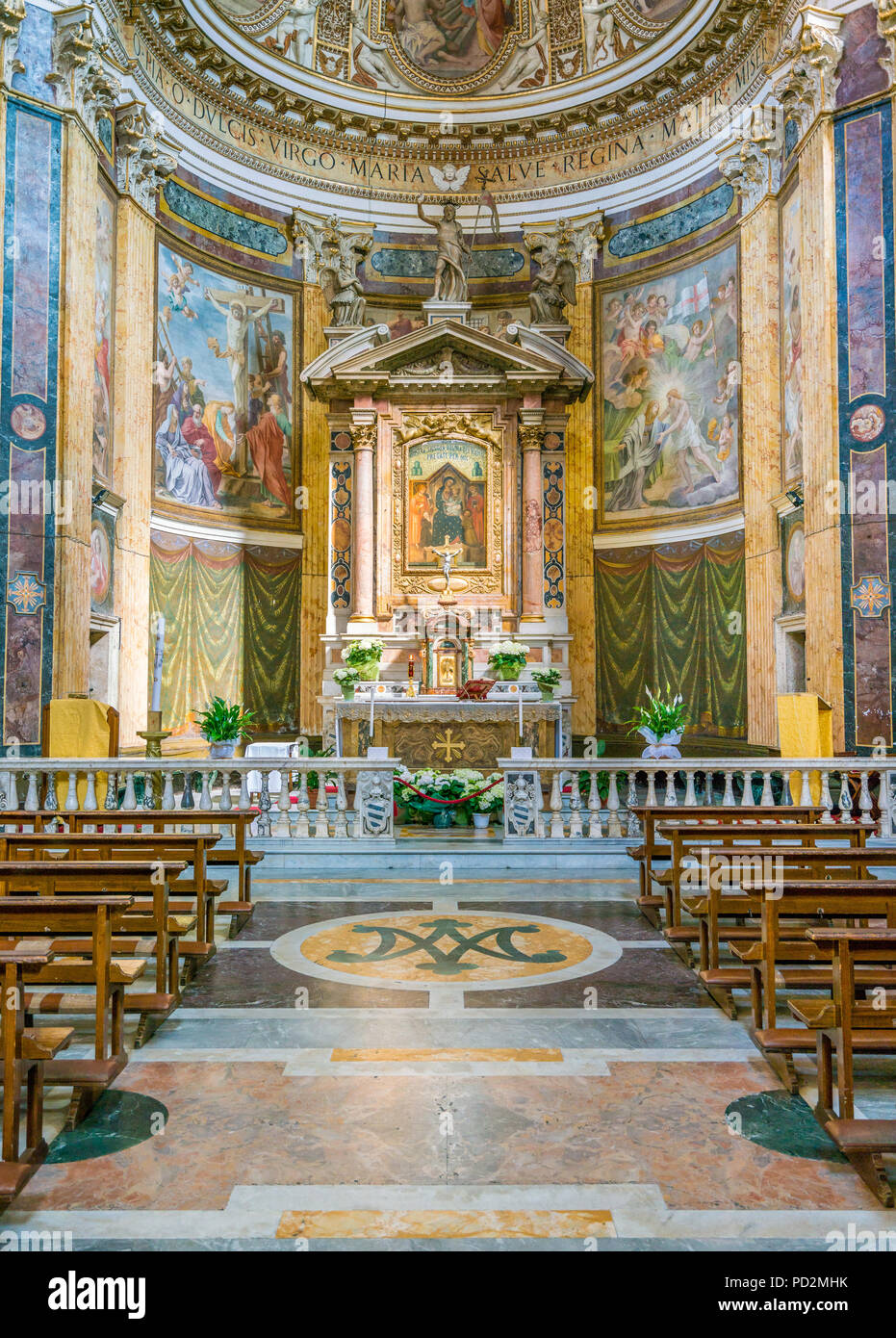 Maître-Autel dans l'église de Santa Maria ai Monti, à Rome, Italie. Banque D'Images