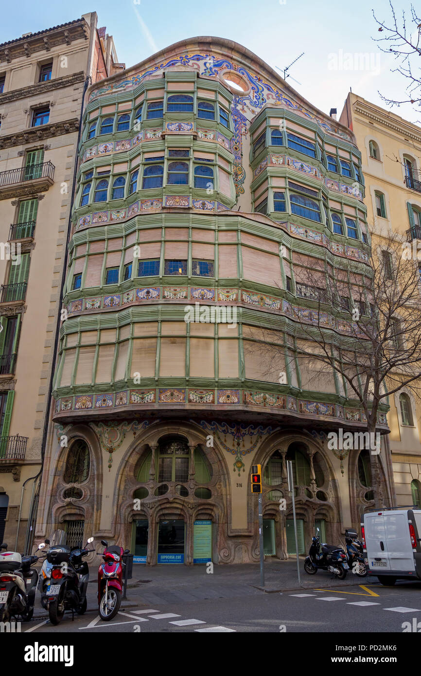 Monument de Barcelone en une journée ensoleillée. Casa Comalat bâtiment. Architecht Salvador Valeri i Popurull. 15. 02. 2018 Espagne Banque D'Images