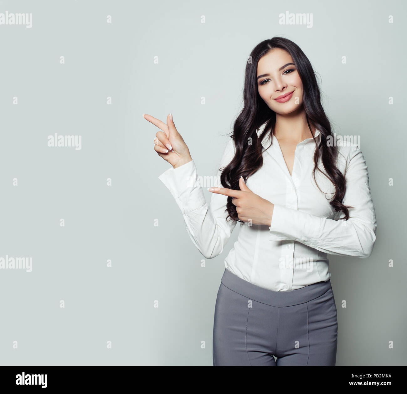 Smiling businesswoman pointing son doigt pour copie vide d'espace pour publicité marketing ou de placement de produit. Business Woman portrait Banque D'Images