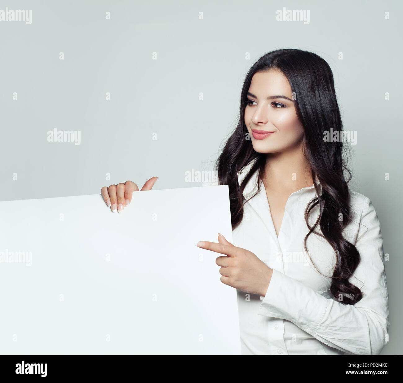 Femme d'affaires vers le haut son doigt et montrant pancarte avec espace salon copie blanche pour advertisiment ou message texte sur fond blanc. Succès Banque D'Images