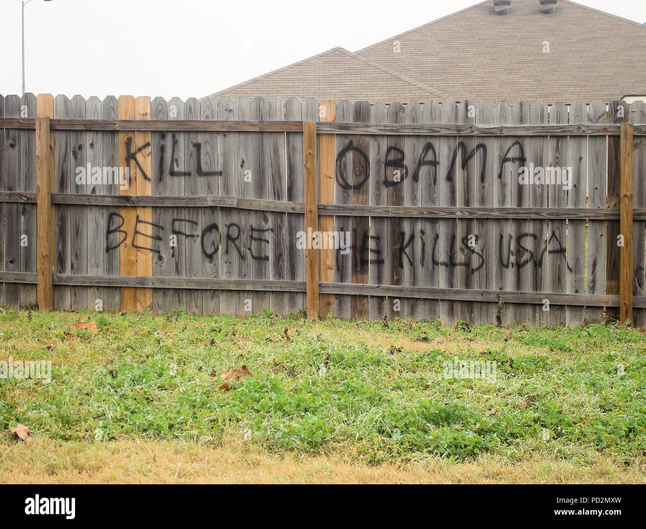 'Tuer Obama' graffiti sur une clôture en bois avec une menace de mort contre a inauguré récemment le président Obama (premier) Inauguration de College Station, Texas. Banque D'Images