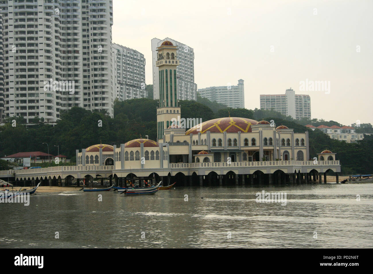 Mosquée flottante à plage avec des immeubles de grande hauteur à l'arrière-plan, Penang, Malaisie Banque D'Images