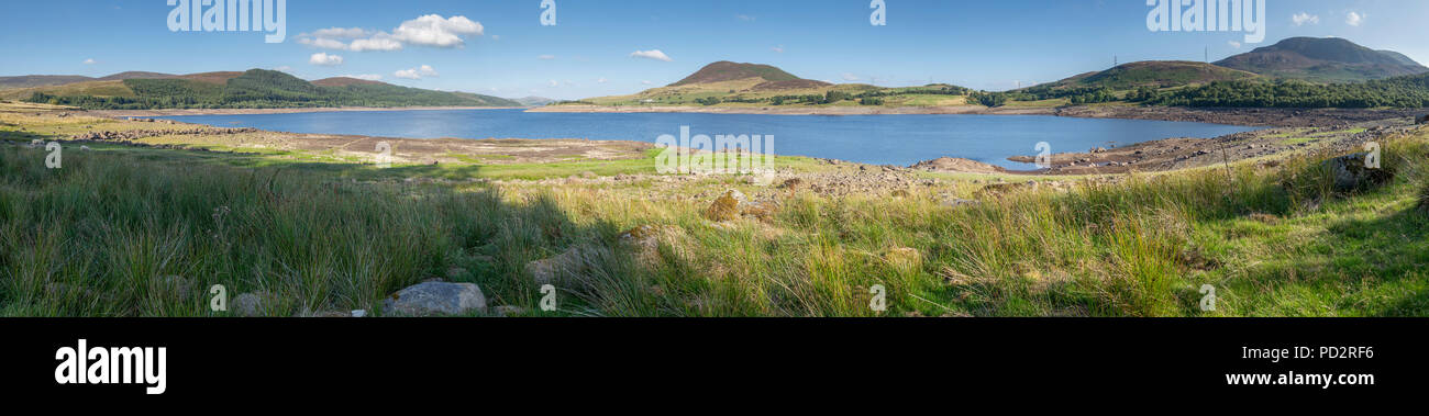 Vue panoramique de Llyn Celyn réservoir dans les conditions de sécheresse, le Pays de Galles Banque D'Images