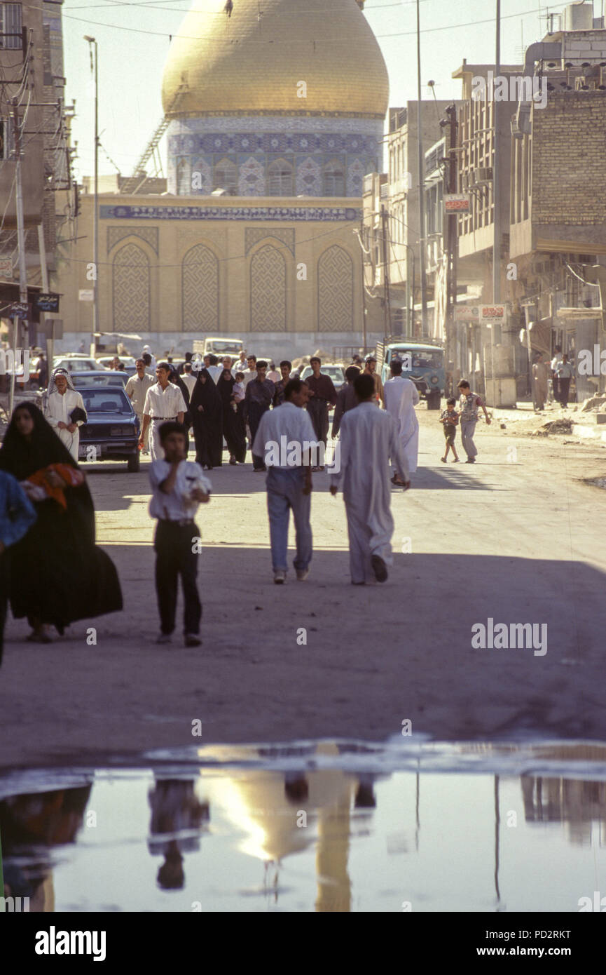 Kerbala, Irak - Octobre 1995 - L'irakien ayant du mal à maintenir le niveau de vie en raison de la stricte des sanctions des Nations Unies imposées durant les années 1990 en raison de l'invasion du Koweït en 1990. Banque D'Images