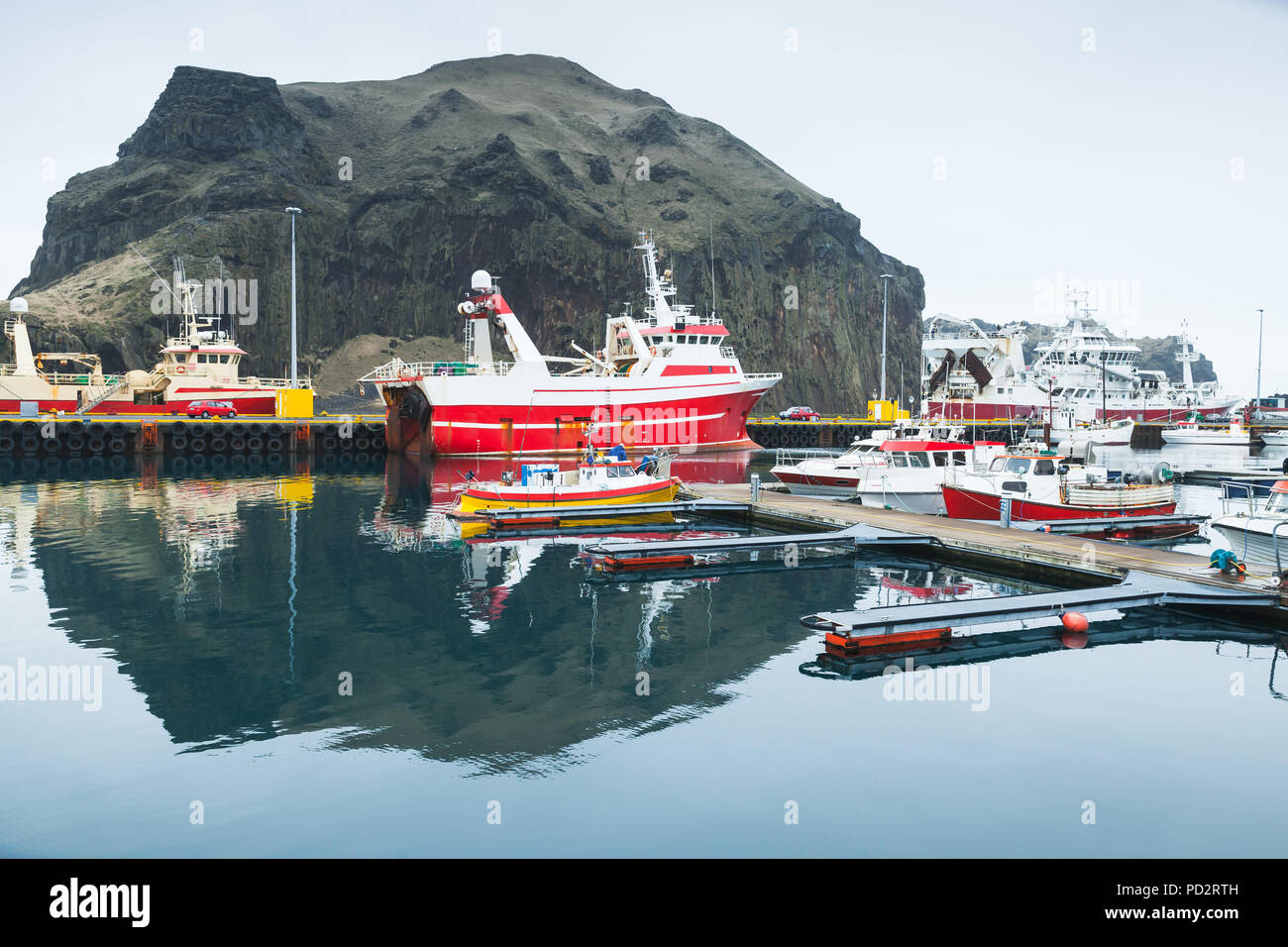 Bateaux de pêche au port de l'île de Vestmannaeyjar, Islande Banque D'Images