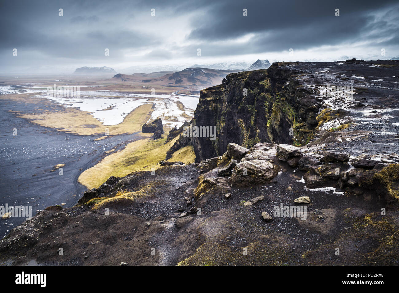 Islandais pittoresque paysage côtier. Côte de l'océan Atlantique Nord, plage de sable noir de Vik, district, Islande Banque D'Images