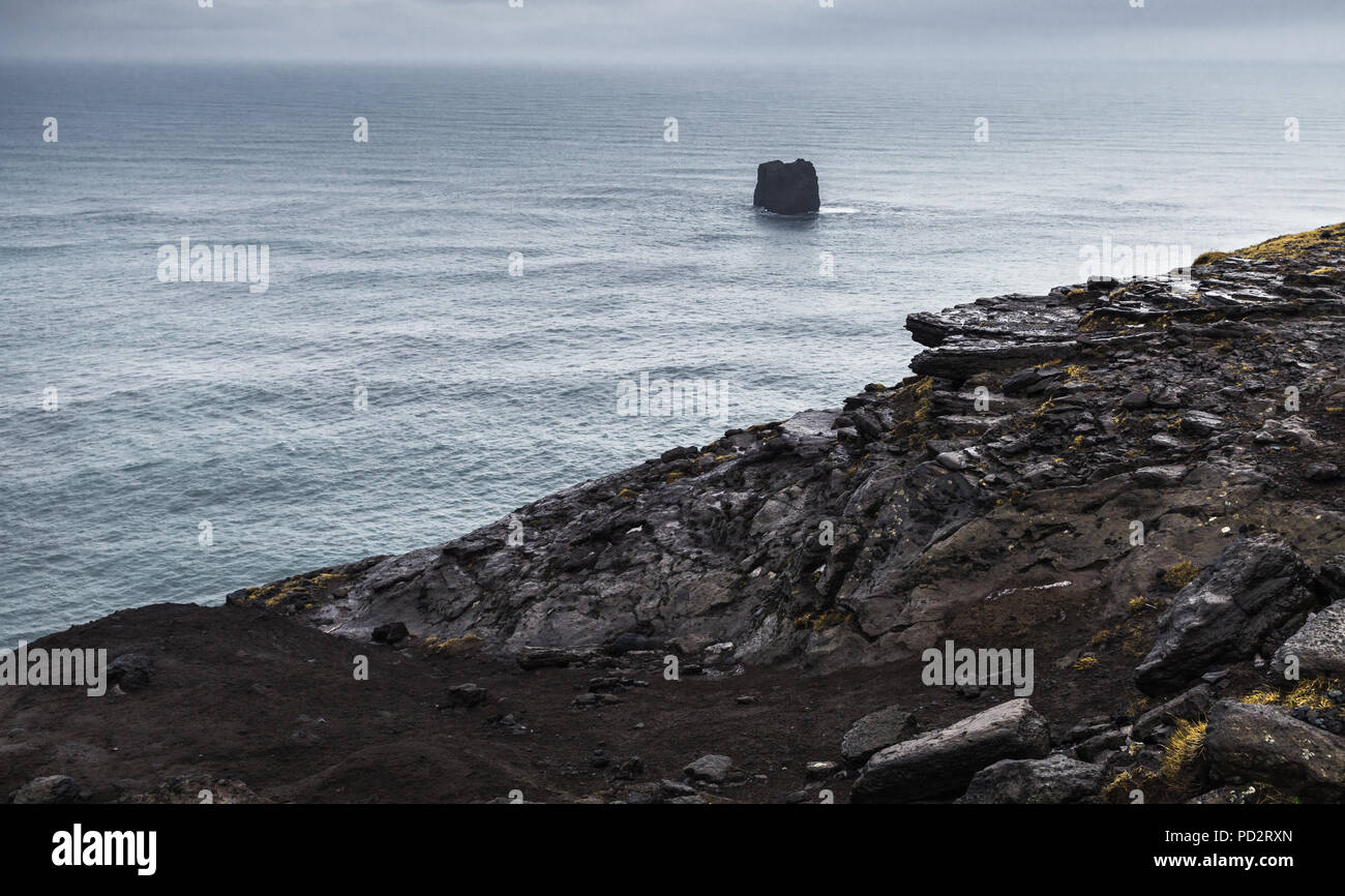 Les roches du littoral. Paysage pittoresque de la réserve naturelle de l'Islande Dyrholaey Banque D'Images
