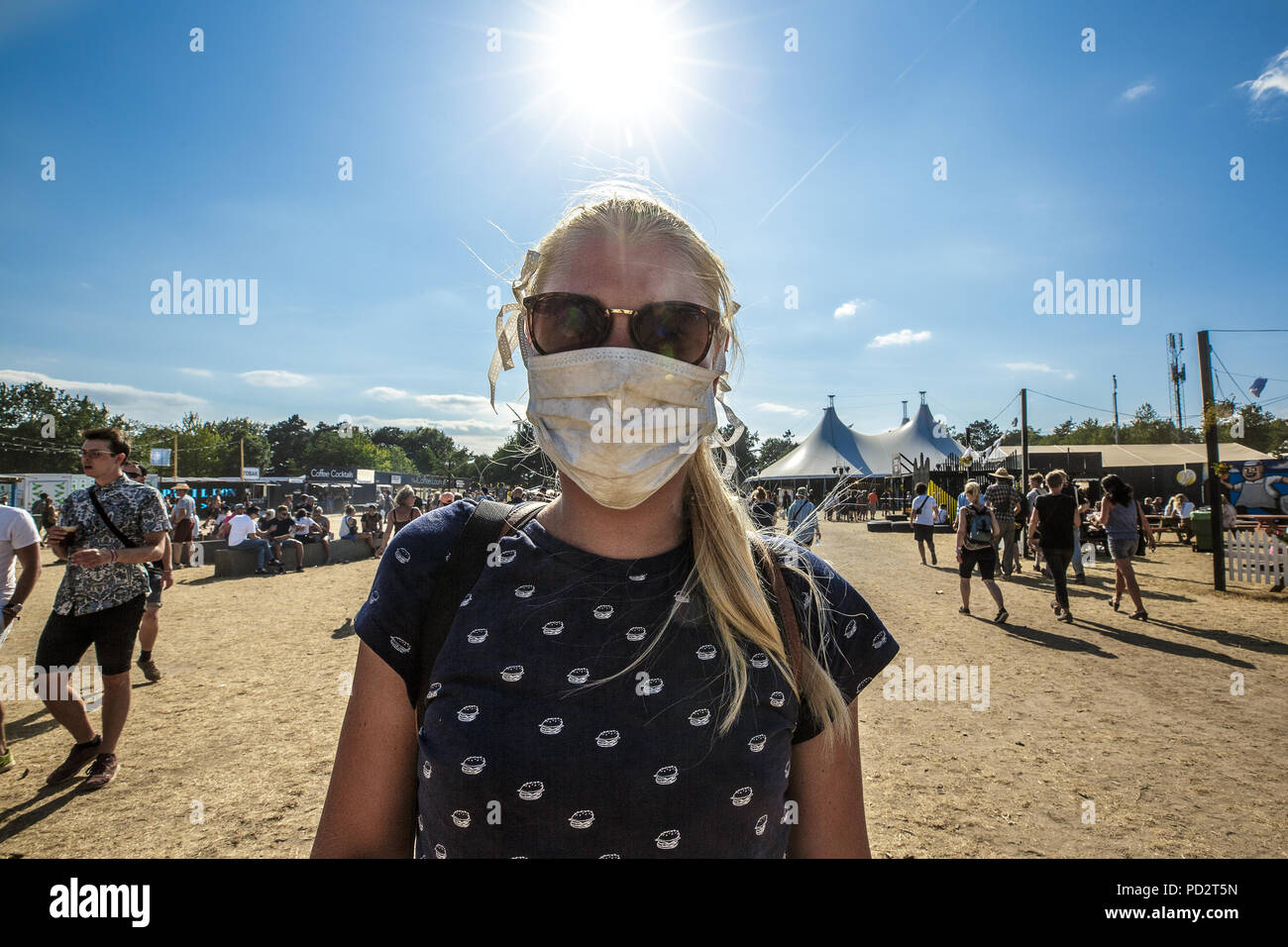 Le Danemark, Roskilde - Juillet 7, 2018. L'atmosphère dans le camp est grand lors de la Danish music festival Festival de Roskilde en 2018. Ici un festival goer porte un masque de protection contre la poussière. (Photo crédit : Gonzales Photo - Peter Troest). Banque D'Images