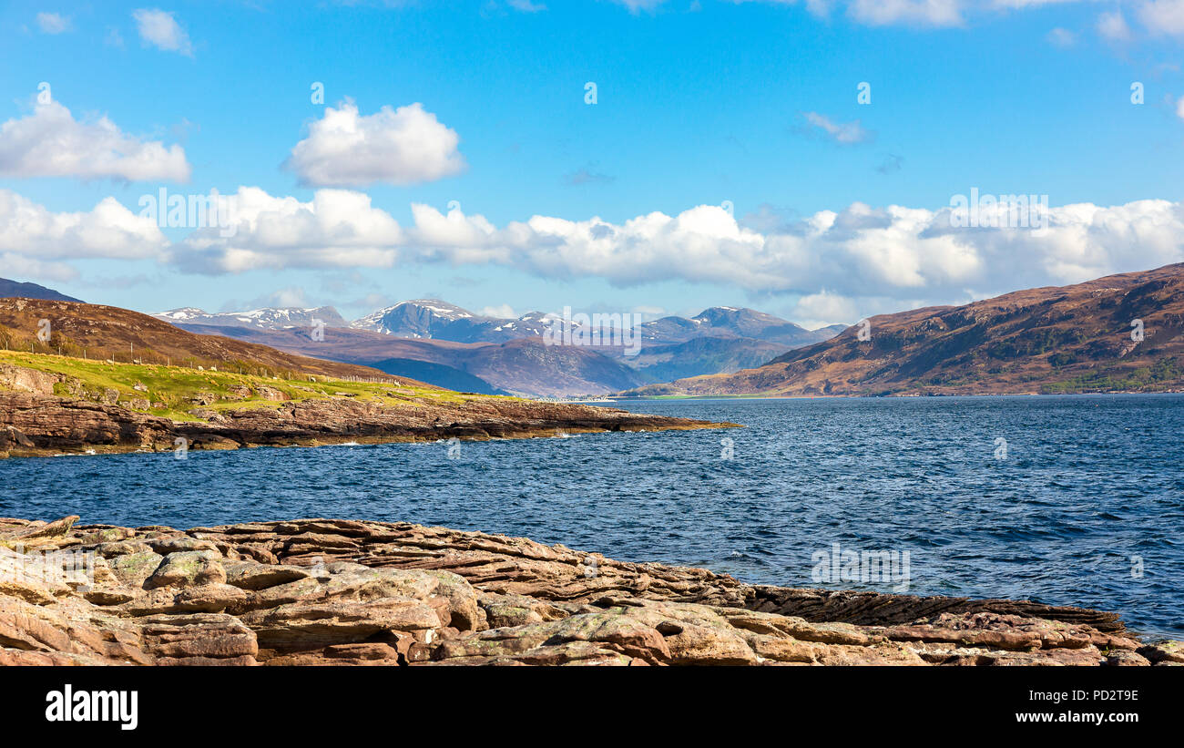 Le Loch Broom près du village de la Rhue avec les montagnes enneigées de Beinn Dearg dans l'arrière-plan Banque D'Images